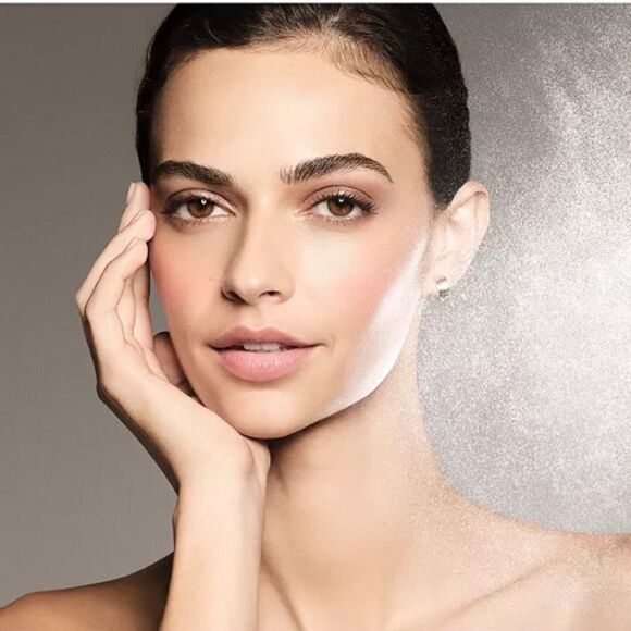 NIB- Laura Mercier
Full-Size Translucent Pure Setting Spray 16HR - Picture 5 of 6